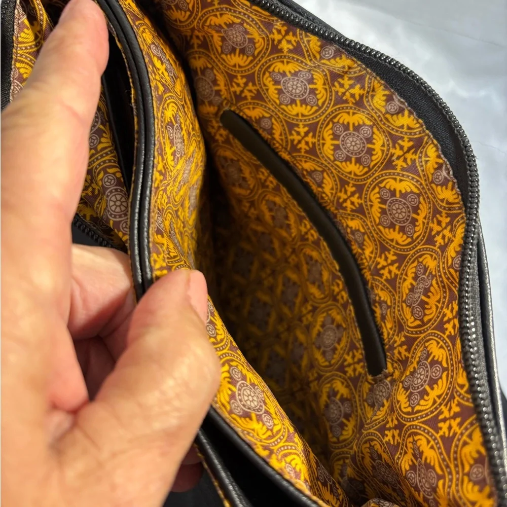 Black saddlebag crossbody  10.5x10 zip pocket outside 2 zipped pockets inside